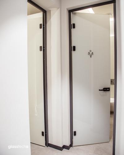 Lamine boyalı rəngli ş&uuml;şə